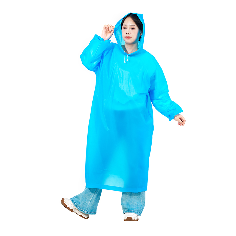 Chubasquero ligero con mangas contrastantes